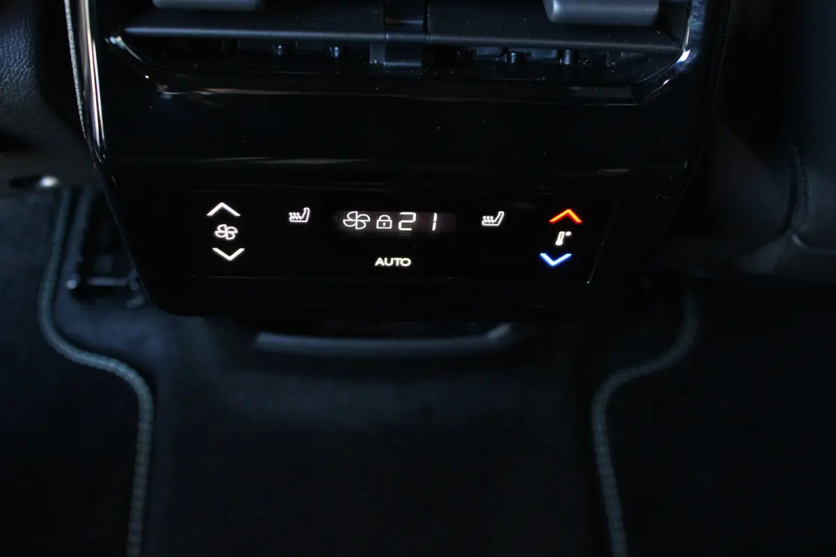 1.6 Plug-in Hybrid 195 GT | Automaat | Luxe stoelen | Massage | Trekhaak | All season | NL auto | Navigatie | Camera |