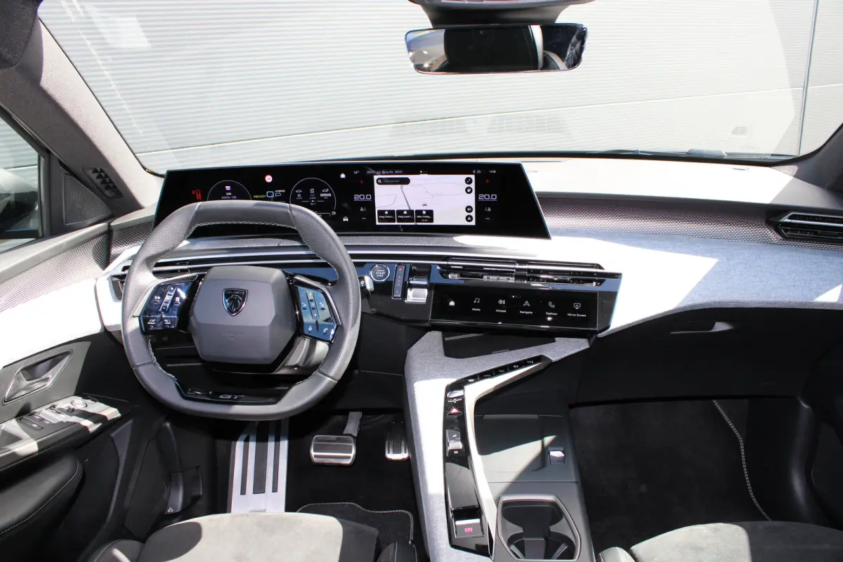 1.6 Plug-in Hybrid 195 GT | Automaat | Luxe stoelen | Massage | Trekhaak | All season | NL auto | Navigatie | Camera |
