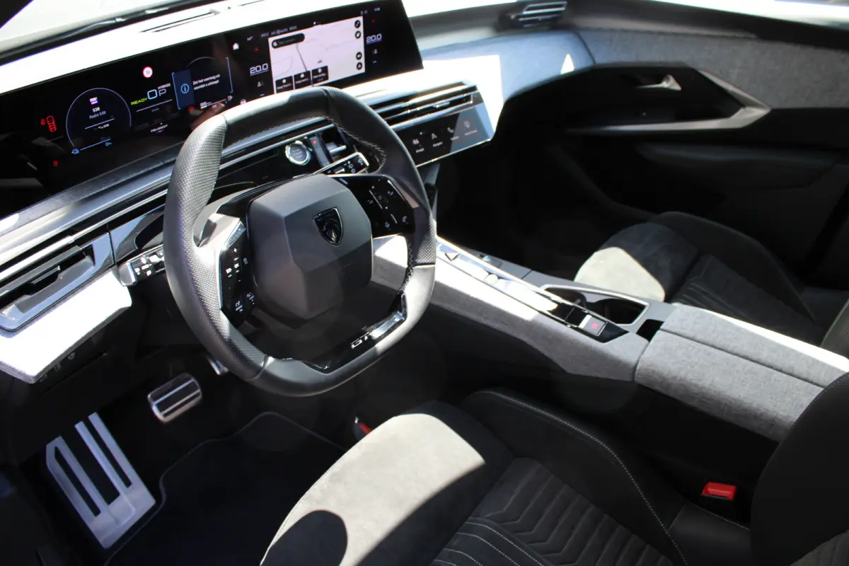 1.6 Plug-in Hybrid 195 GT | Automaat | Luxe stoelen | Massage | Trekhaak | All season | NL auto | Navigatie | Camera |