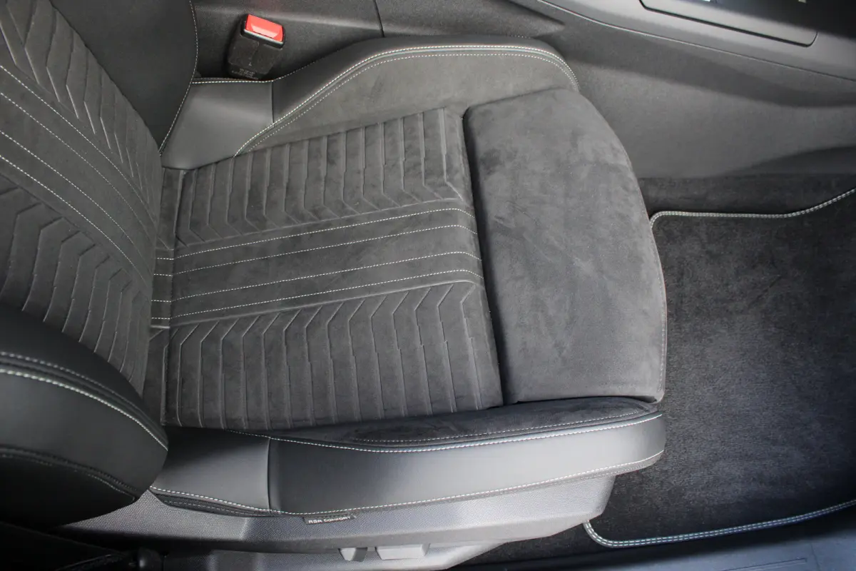 1.6 Plug-in Hybrid 195 GT | Automaat | Luxe stoelen | Massage | Trekhaak | All season | NL auto | Navigatie | Camera |