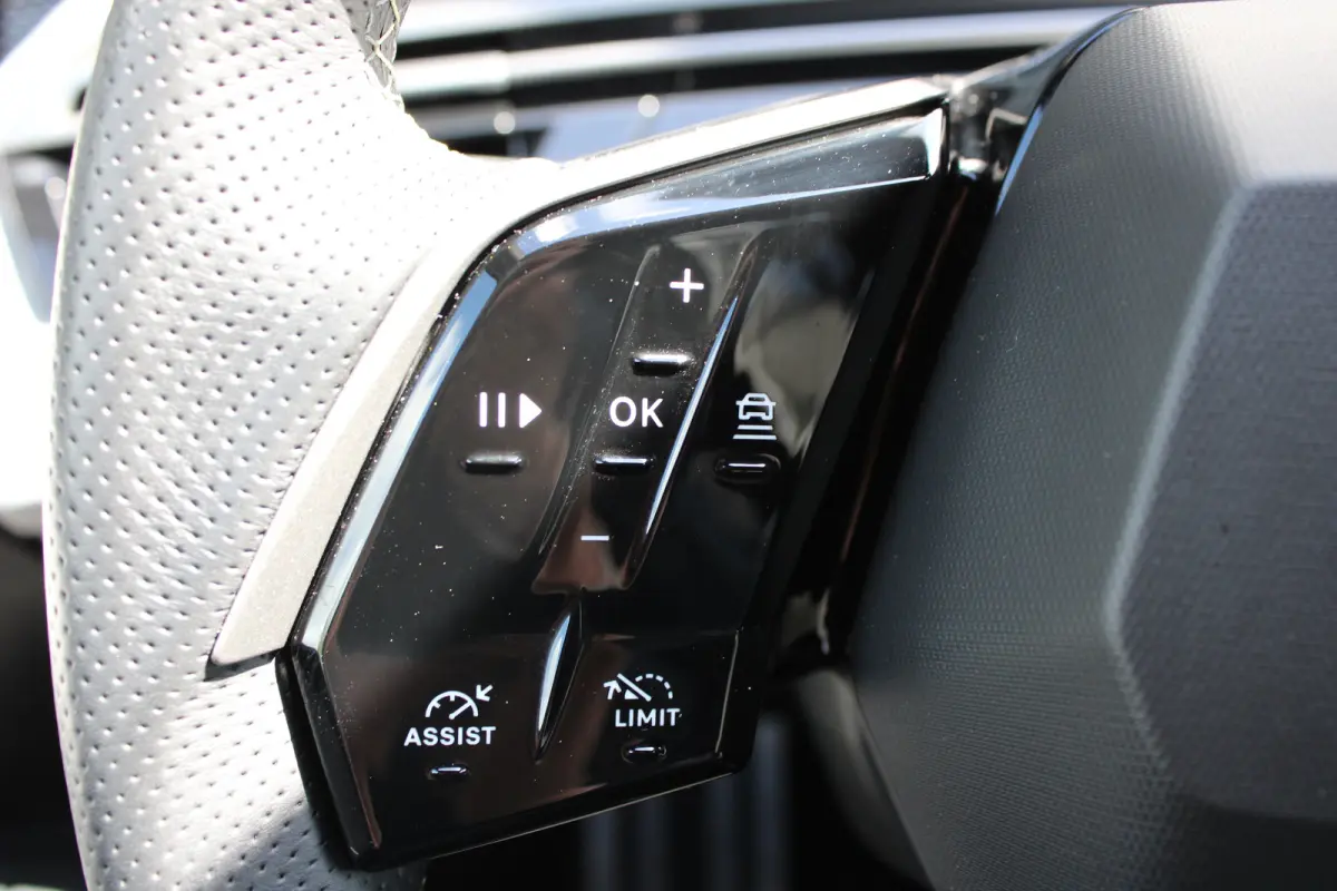 1.6 Plug-in Hybrid 195 GT | Automaat | Luxe stoelen | Massage | Trekhaak | All season | NL auto | Navigatie | Camera |