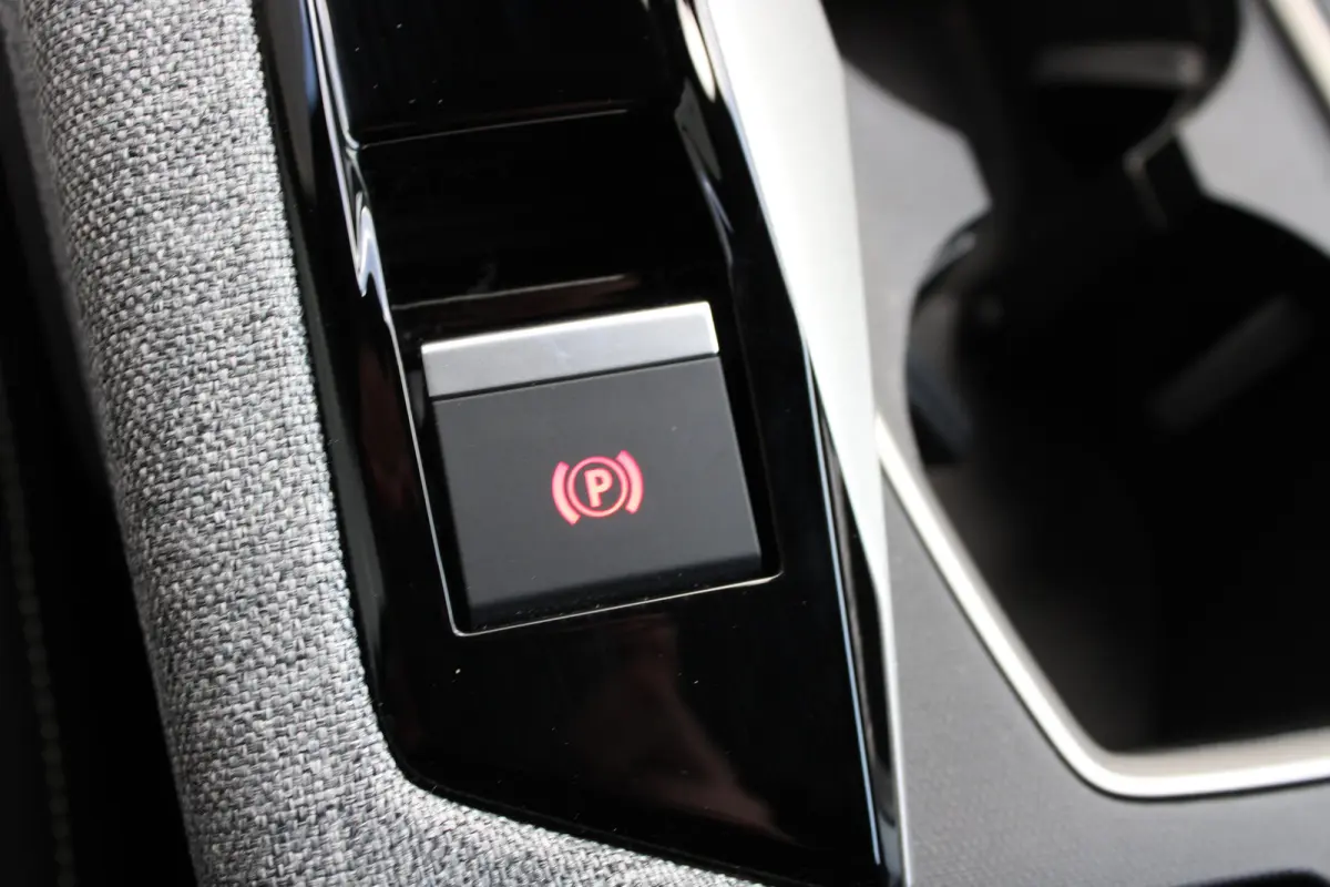 1.6 Plug-in Hybrid 195 GT | Automaat | Luxe stoelen | Massage | Trekhaak | All season | NL auto | Navigatie | Camera |