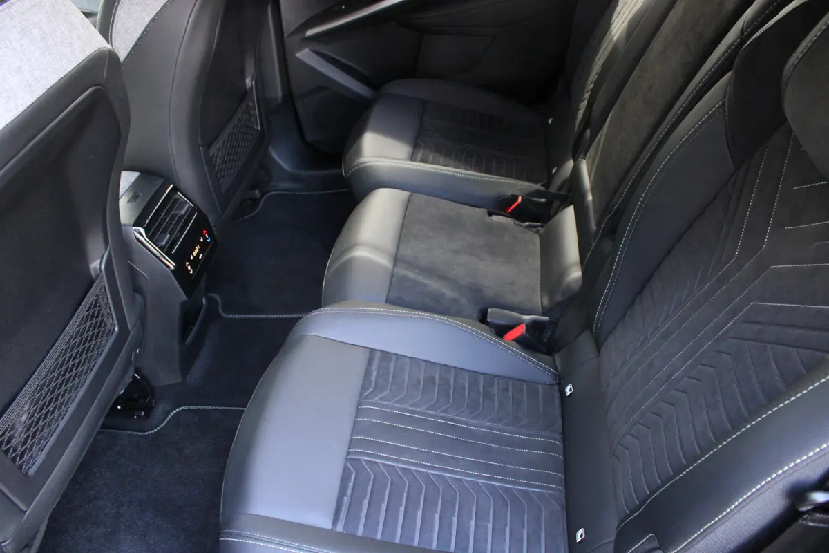 1.6 Plug-in Hybrid 195 GT | Automaat | Luxe stoelen | Massage | Trekhaak | All season | NL auto | Navigatie | Camera |