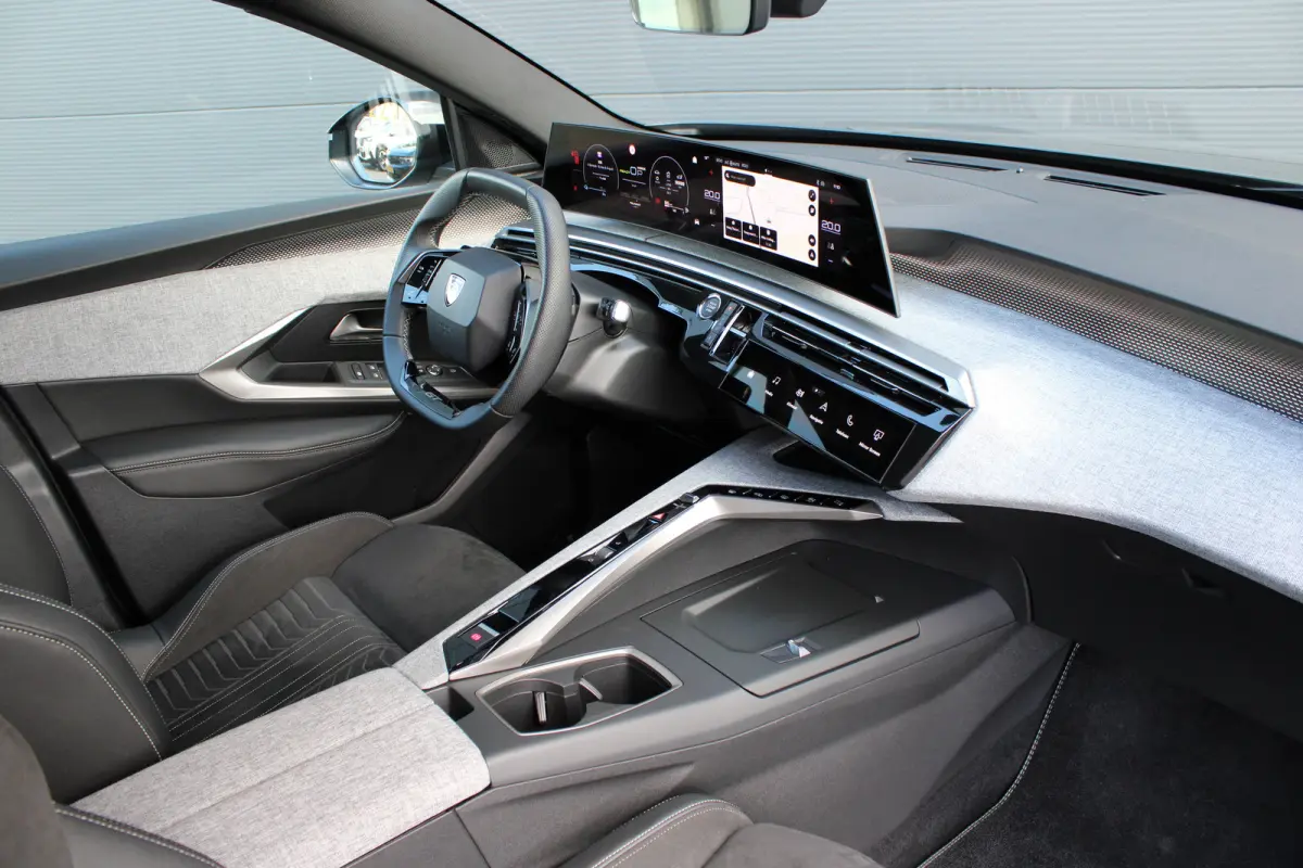 1.6 Plug-in Hybrid 195 GT | Automaat | Luxe stoelen | Massage | Trekhaak | All season | NL auto | Navigatie | Camera |