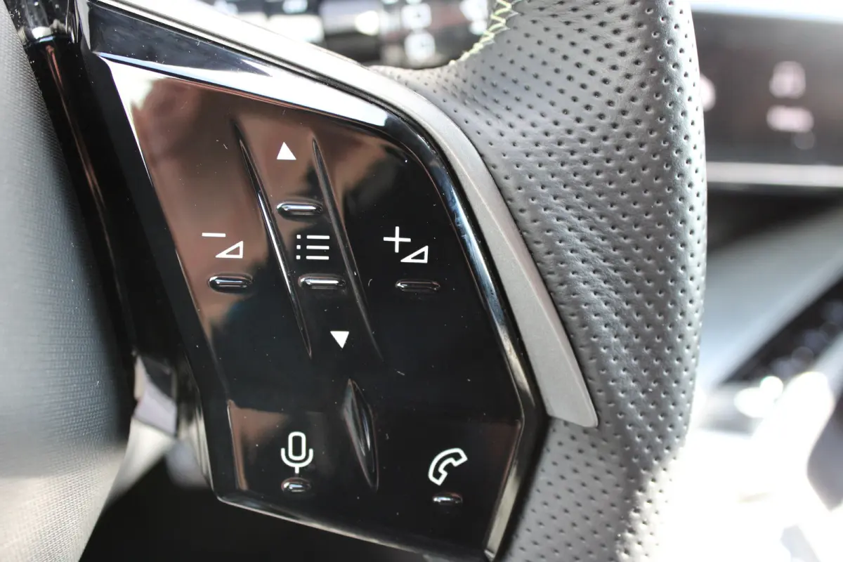 1.6 Plug-in Hybrid 195 GT | Automaat | Luxe stoelen | Massage | Trekhaak | All season | NL auto | Navigatie | Camera |
