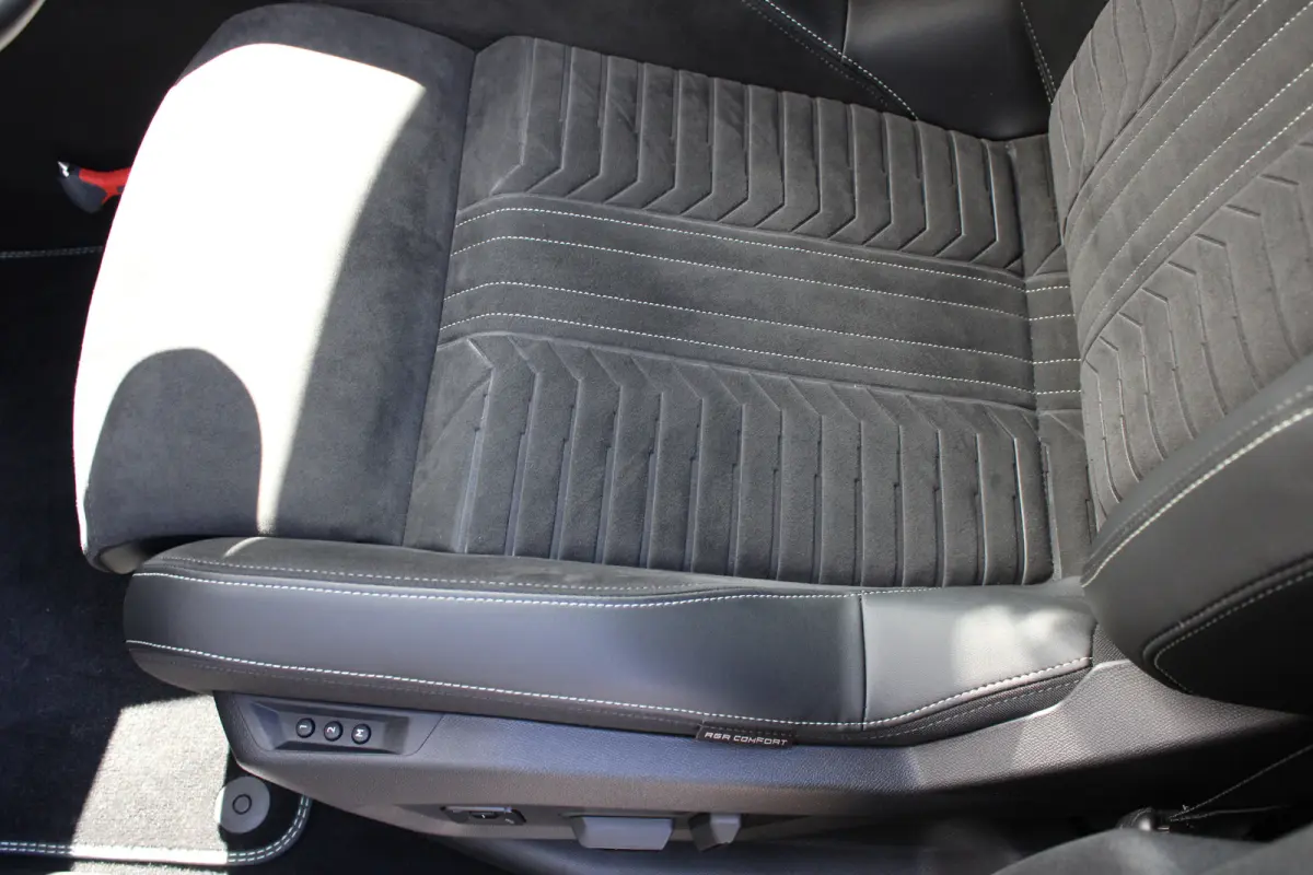1.6 Plug-in Hybrid 195 GT | Automaat | Luxe stoelen | Massage | Trekhaak | All season | NL auto | Navigatie | Camera |