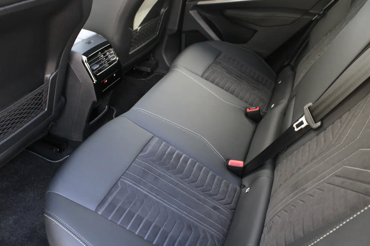 1.6 plug-in Hybrid 195pk GT | Panorama/schuifdak | Luxe stoelen | Massage | Focal | Stoelverwarming | NL auto | 9.500km |