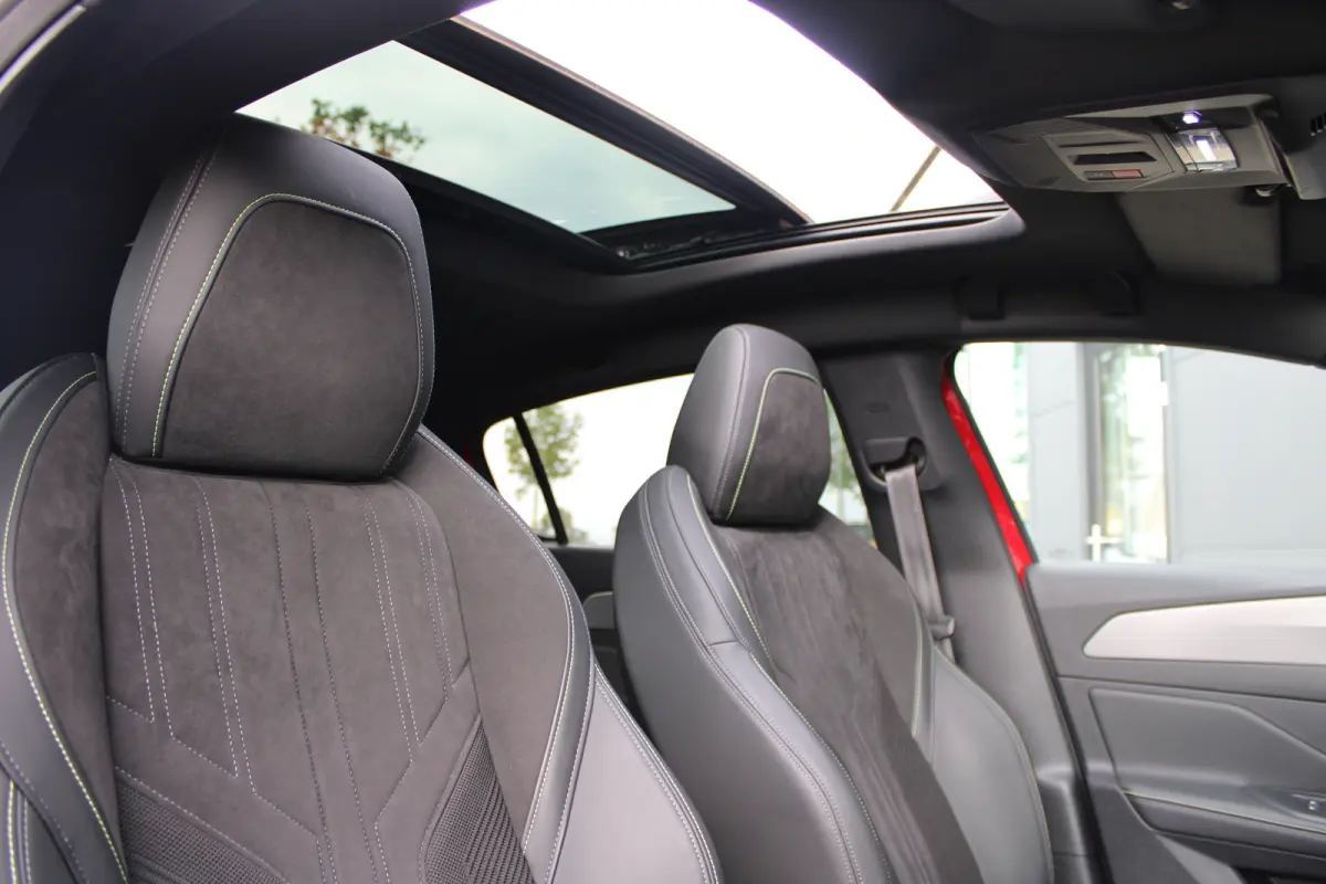 1.2 PureTech GT Pack Business | Automaat | Panorama/schuifdak | Alcantara | Trekhaak | Camera | Focal