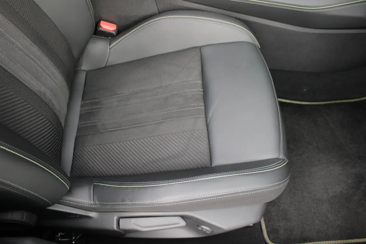 1.2 PureTech GT Pack Business | Automaat | Panorama/schuifdak | Alcantara | Trekhaak | Camera | Focal