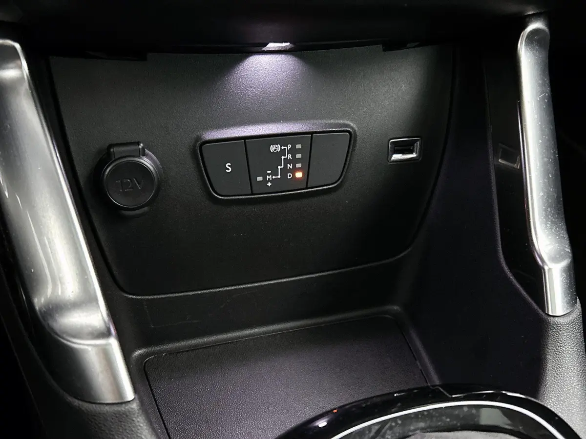 1.2 130pk Shine Automaat | Schuif-/Kanteldak | 17"LMV | Navigatie | Climate Control | Cruise Control | Camera | Parkeersensoren | Armsteun Voor |