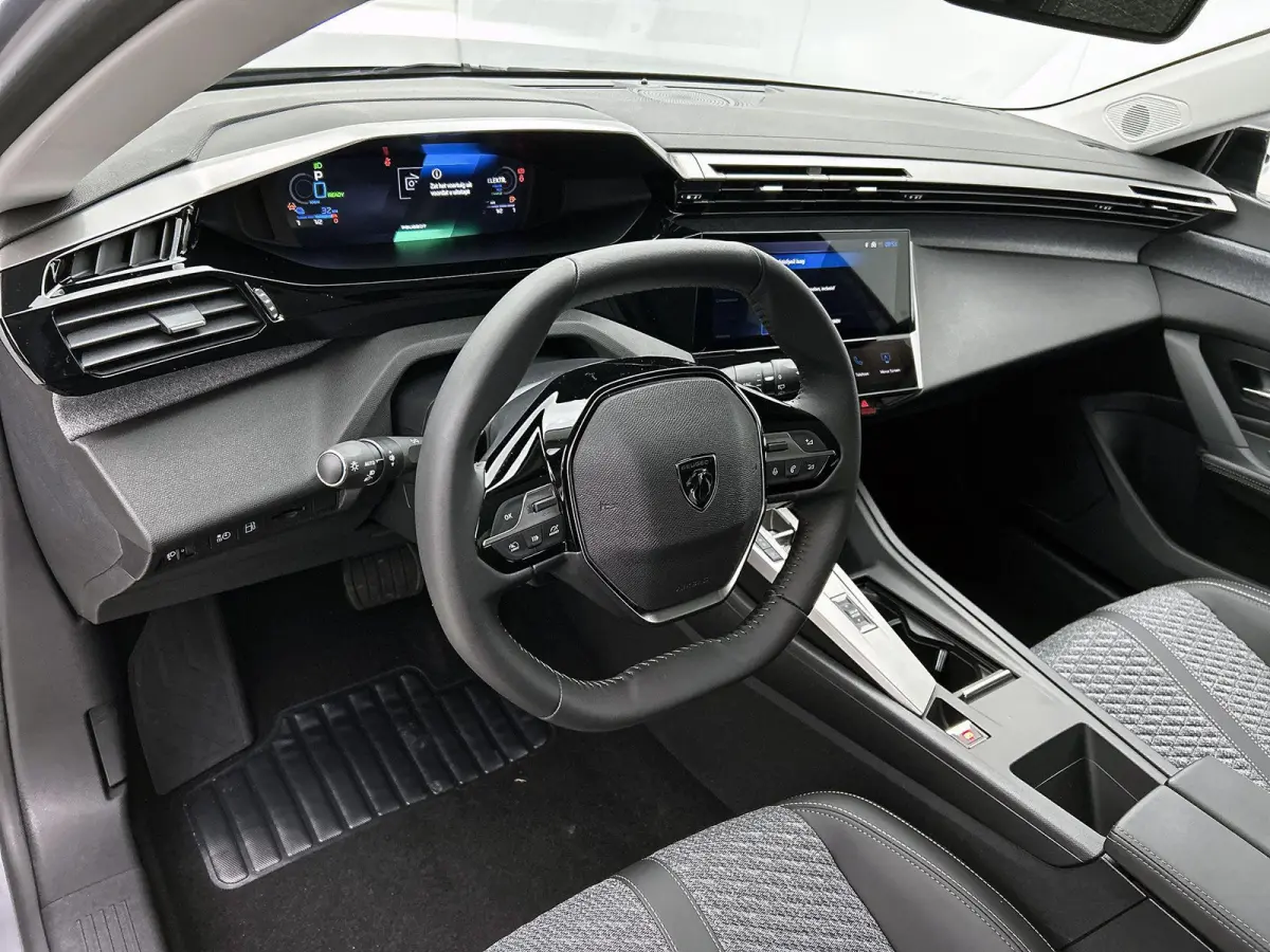 1.6 Plug-in Hybrid 195pk Allure Automaat | 360 Camera | Alarmklasse 3 | Adaptieve Cruise Control | Navigatie | Climate Control | 17"LMV | LED |