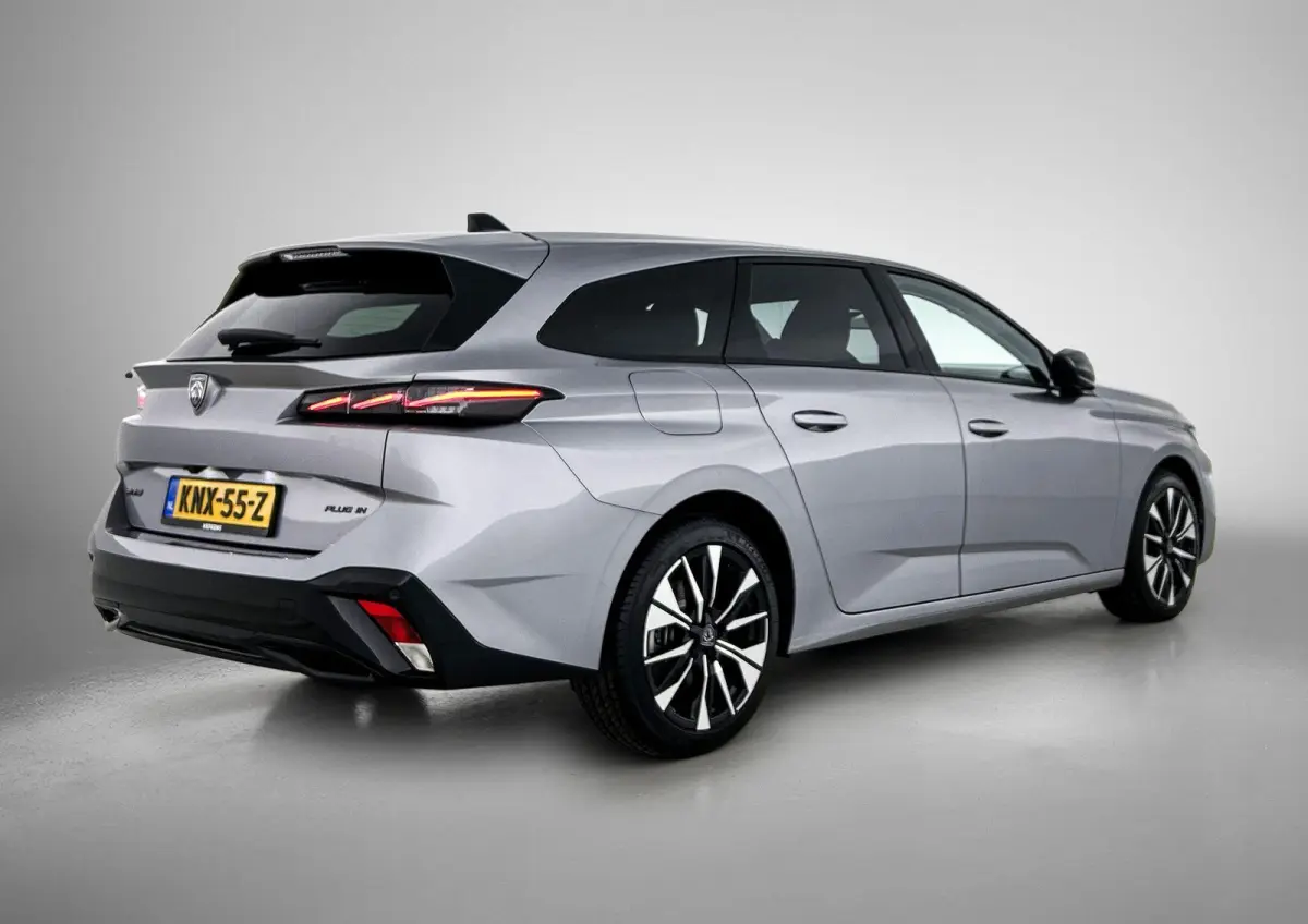 1.6 Plug-in Hybrid 195pk Allure Automaat | 360 Camera | Alarmklasse 3 | Adaptieve Cruise Control | Navigatie | Climate Control | 17"LMV | LED |