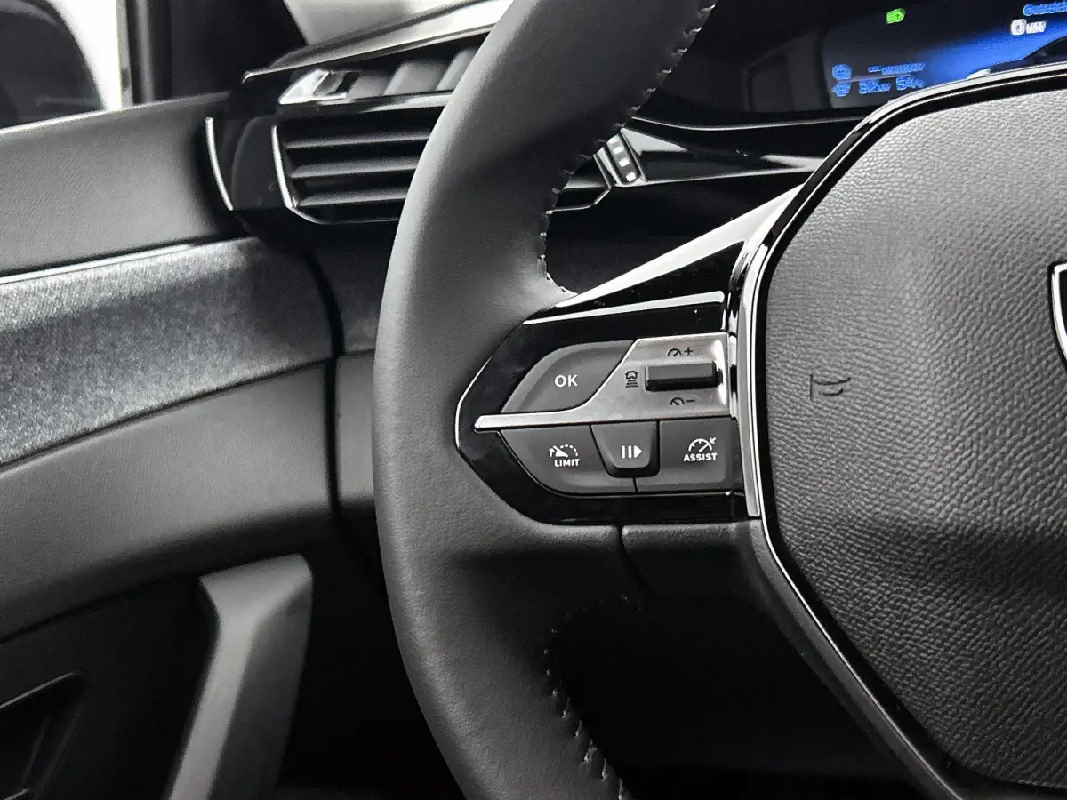 1.6 Plug-in Hybrid 195pk Allure Automaat | 360 Camera | Alarmklasse 3 | Adaptieve Cruise Control | Navigatie | Climate Control | 17"LMV | LED |