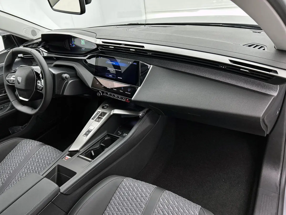 1.6 Plug-in Hybrid 195pk Allure Automaat | 360 Camera | Alarmklasse 3 | Adaptieve Cruise Control | Navigatie | Climate Control | 17"LMV | LED |