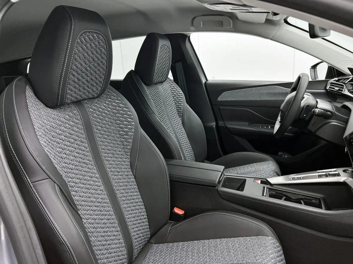 1.6 Plug-in Hybrid 195pk Allure Automaat | 360 Camera | Alarmklasse 3 | Adaptieve Cruise Control | Navigatie | Climate Control | 17"LMV | LED |
