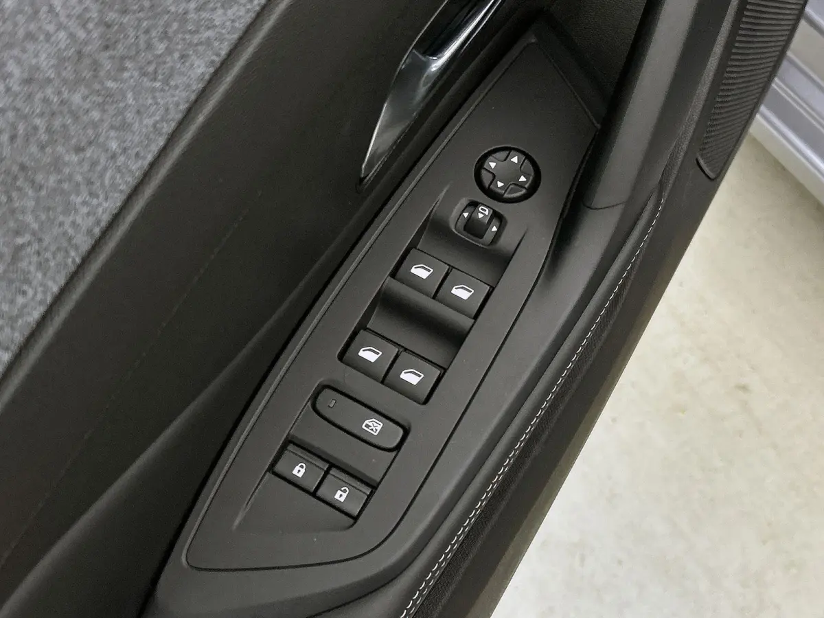1.6 Plug-in Hybrid 195pk Allure Automaat | 360 Camera | Alarmklasse 3 | Adaptieve Cruise Control | Navigatie | Climate Control | 17"LMV | LED |