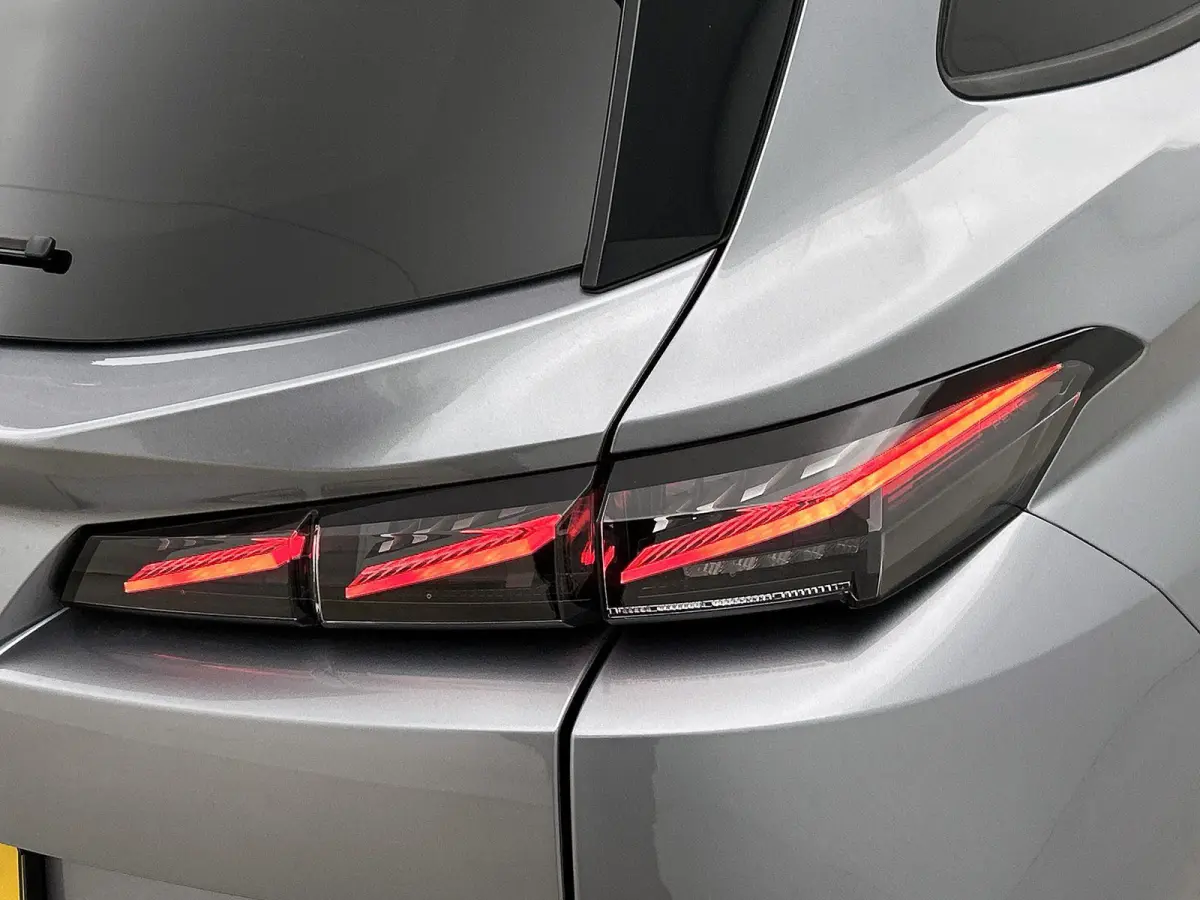 1.6 Plug-in Hybrid 195pk Allure Automaat | 360 Camera | Alarmklasse 3 | Adaptieve Cruise Control | Navigatie | Climate Control | 17"LMV | LED |