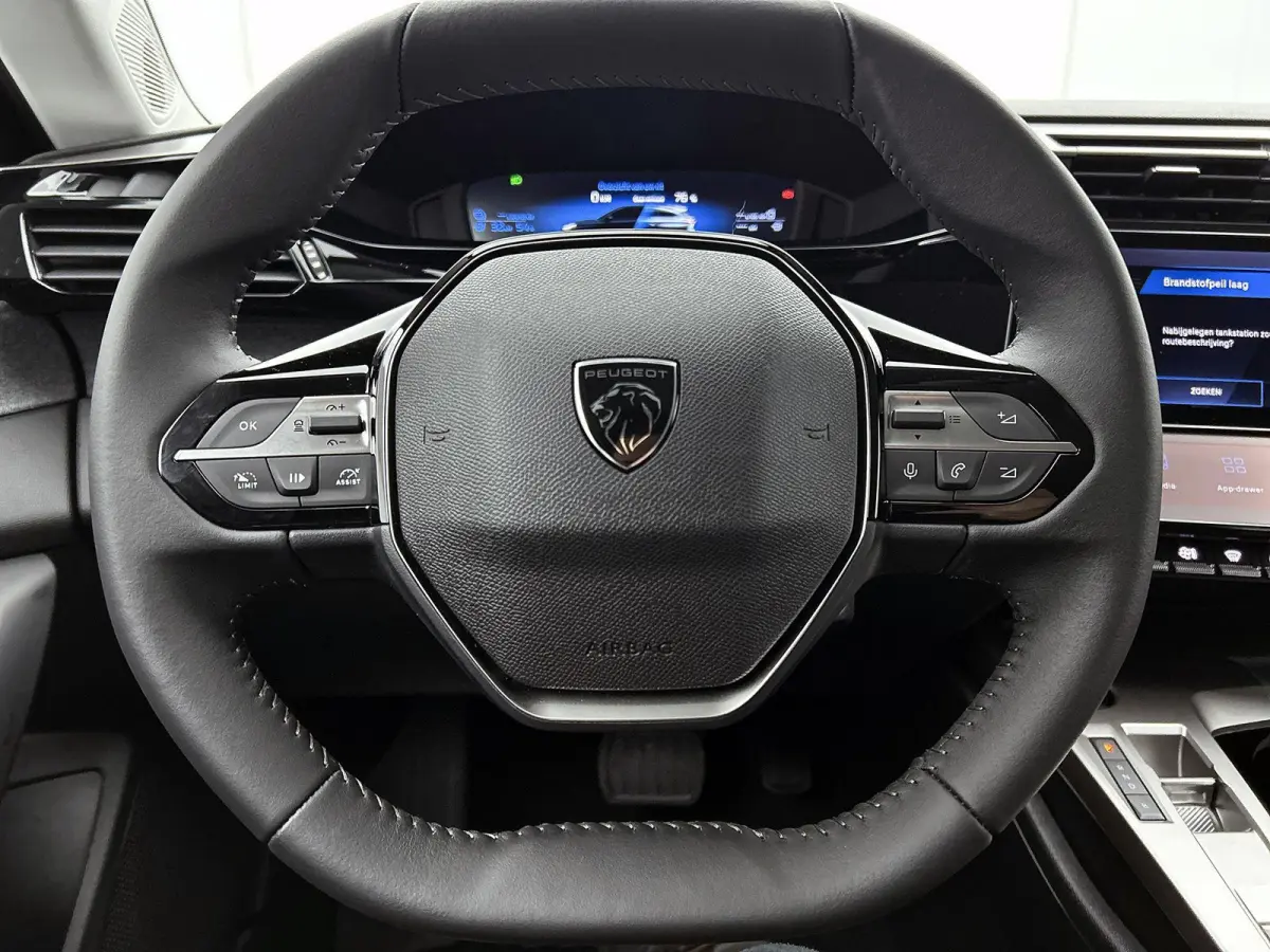 1.6 Plug-in Hybrid 195pk Allure Automaat | 360 Camera | Alarmklasse 3 | Adaptieve Cruise Control | Navigatie | Climate Control | 17"LMV | LED |