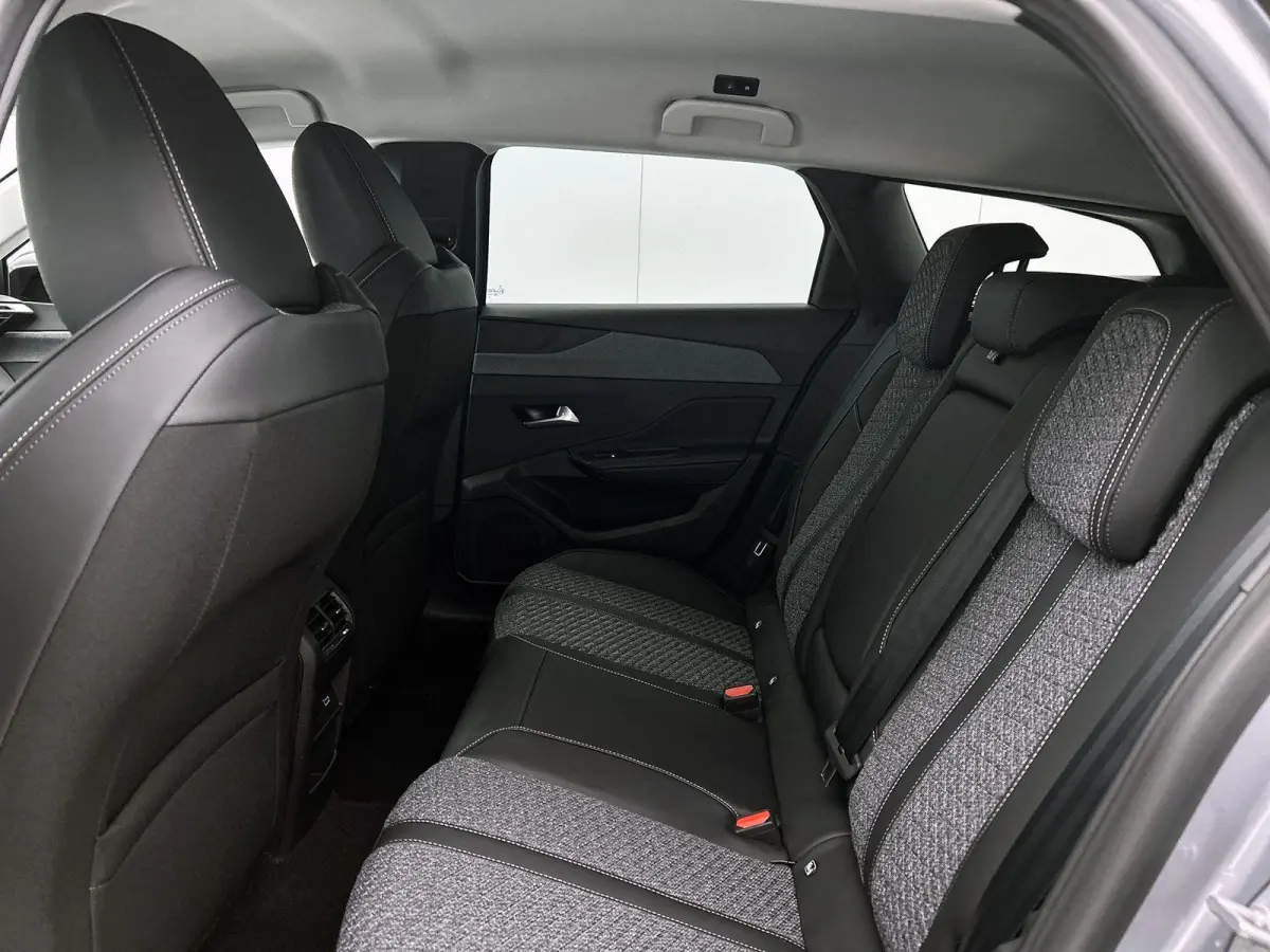1.6 Plug-in Hybrid 195pk Allure Automaat | 360 Camera | Alarmklasse 3 | Adaptieve Cruise Control | Navigatie | Climate Control | 17"LMV | LED |