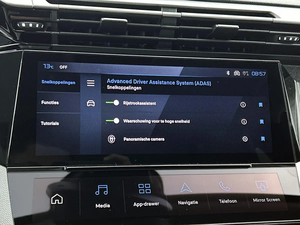 1.6 Plug-in Hybrid 195pk Allure Automaat | 360 Camera | Alarmklasse 3 | Adaptieve Cruise Control | Navigatie | Climate Control | 17"LMV | LED |