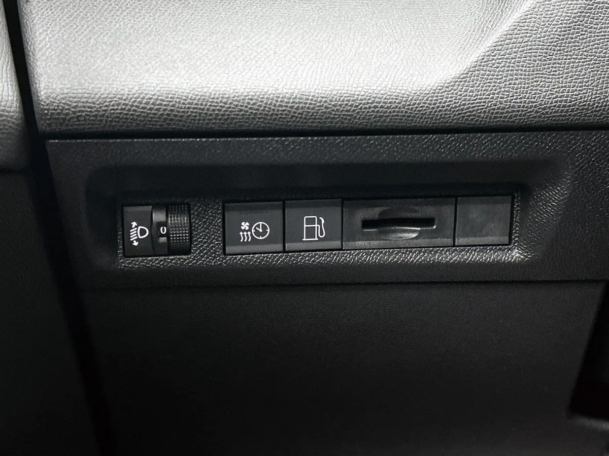 1.6 Plug-in Hybrid 195pk Allure Automaat | 360 Camera | Alarmklasse 3 | Adaptieve Cruise Control | Navigatie | Climate Control | 17"LMV | LED |