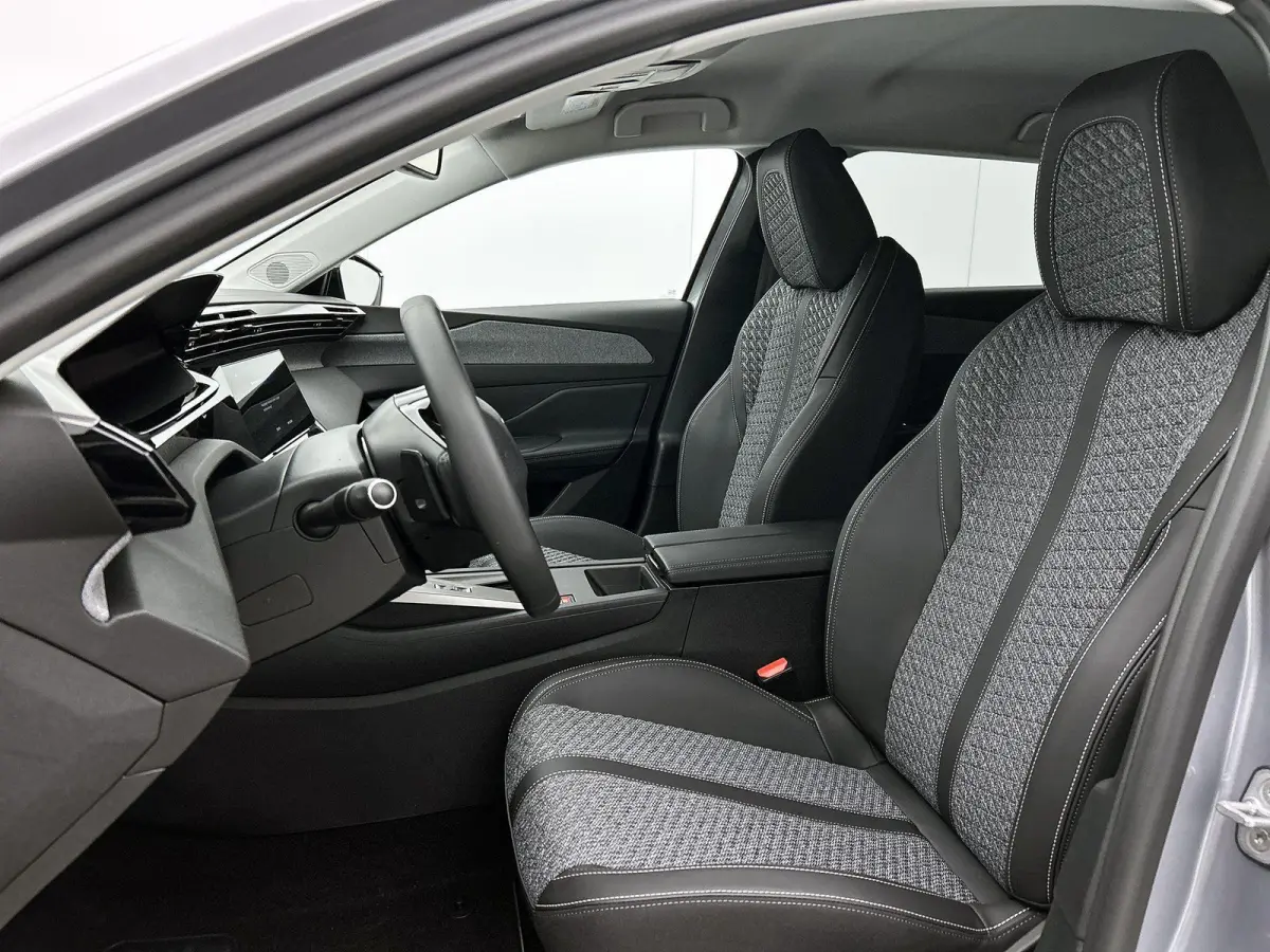 1.6 Plug-in Hybrid 195pk Allure Automaat | 360 Camera | Alarmklasse 3 | Adaptieve Cruise Control | Navigatie | Climate Control | 17"LMV | LED |
