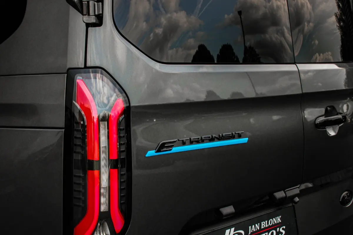 320 L2H1 MS-RT 71kWh 286PK DC DUBBEL CABINE / KUIPSTOELEN / DIRECT RIJDEN / NAVIGATIE / BLACK OPS/JB-EDITION
