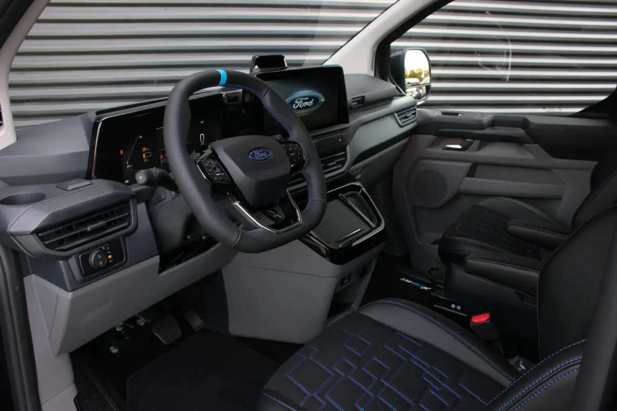 320 L2H1 MS-RT 71kWh 286PK DC DUBBEL CABINE / KUIPSTOELEN / DIRECT RIJDEN / NAVIGATIE / BLACK OPS/JB-EDITION