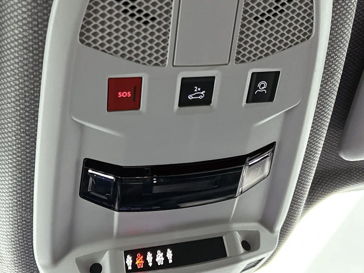 Avenger 156pk 54 kWh Automaat ACCU 97,9% | 3-Fase | Elektrische Achterklep | Dodehoekdetectie | Adaptieve Cruise Control | 18"LMV | LED | Navigatie | Apple Carplay/Android Auto |
