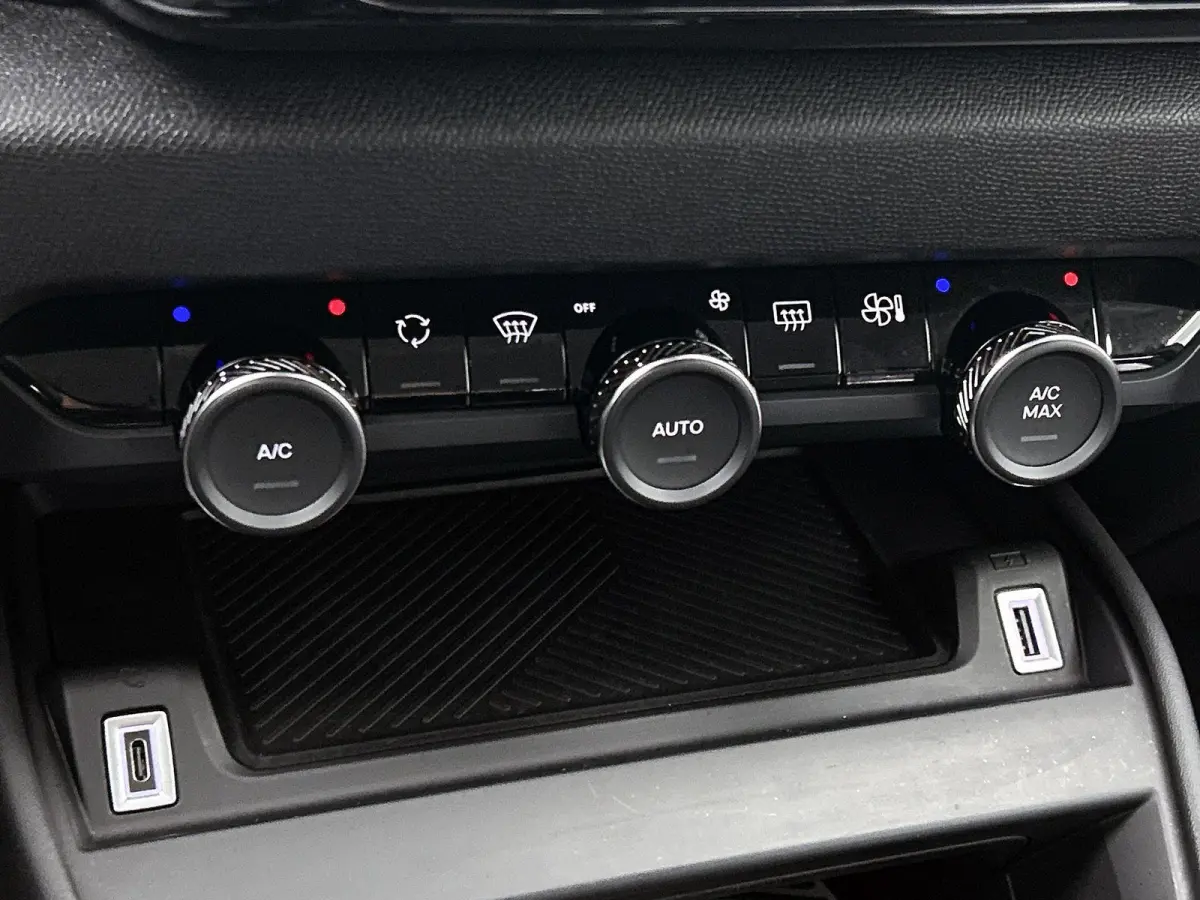 136pk Feel 50 kWh Automaat | 1ste Eigenaar | Accu 94% | Adaptieve Cruise Control | Full-LED | Voorruitverwarming | Camera | Apple Carplay/Android Auto | Climate Control |