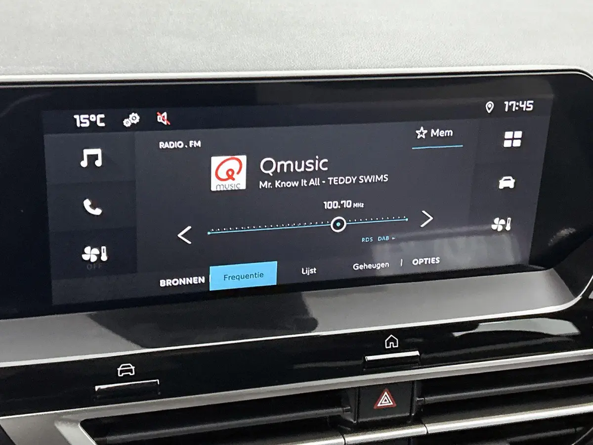 136pk Feel 50 kWh Automaat | 1ste Eigenaar | Accu 94% | Adaptieve Cruise Control | Full-LED | Voorruitverwarming | Camera | Apple Carplay/Android Auto | Climate Control |