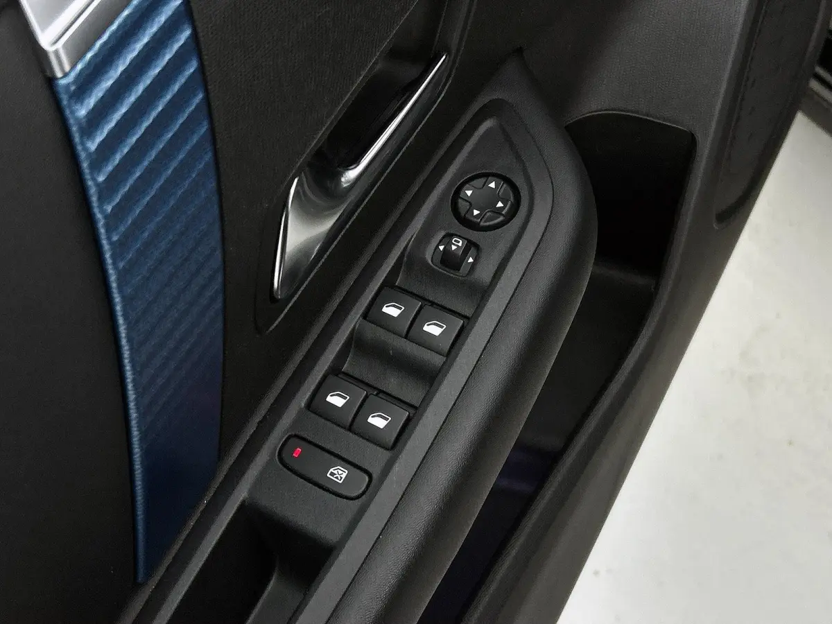 136pk Feel 50 kWh Automaat | 1ste Eigenaar | Accu 94% | Adaptieve Cruise Control | Full-LED | Voorruitverwarming | Camera | Apple Carplay/Android Auto | Climate Control |
