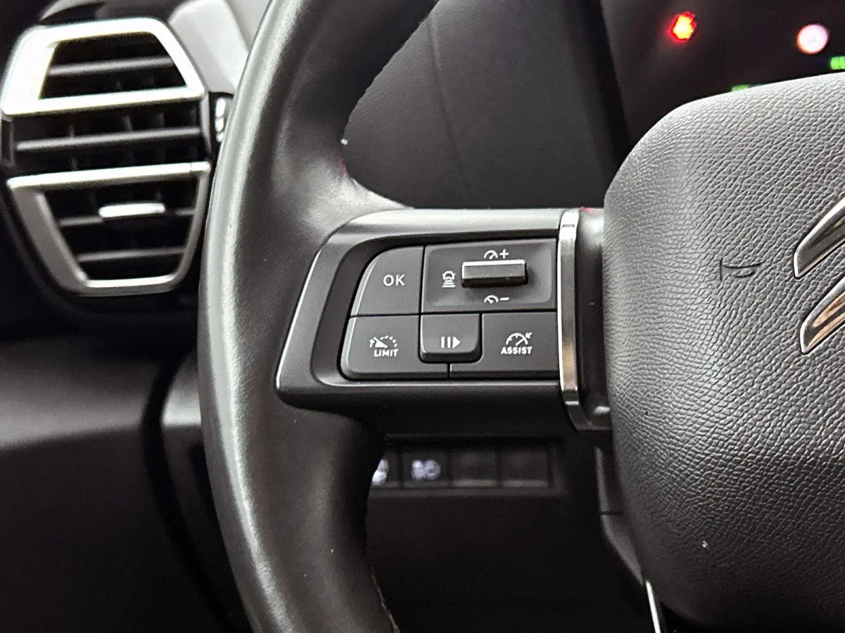 136pk Feel 50 kWh Automaat | 1ste Eigenaar | Accu 94% | Adaptieve Cruise Control | Full-LED | Voorruitverwarming | Camera | Apple Carplay/Android Auto | Climate Control |