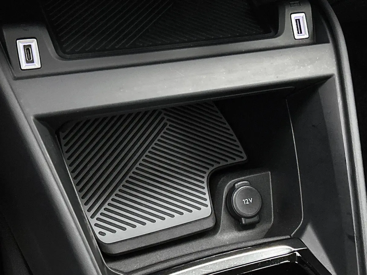 136pk Feel 50 kWh Automaat | 1ste Eigenaar | Accu 94% | Adaptieve Cruise Control | Full-LED | Voorruitverwarming | Camera | Apple Carplay/Android Auto | Climate Control |