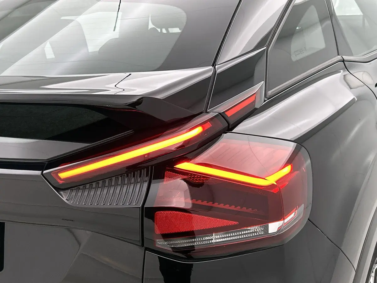 136pk Feel 50 kWh Automaat | 1ste Eigenaar | Accu 94% | Adaptieve Cruise Control | Full-LED | Voorruitverwarming | Camera | Apple Carplay/Android Auto | Climate Control |