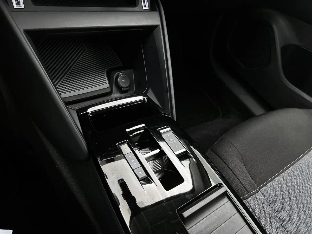 136pk Feel 50 kWh Automaat | 1ste Eigenaar | Accu 94% | Adaptieve Cruise Control | Full-LED | Voorruitverwarming | Camera | Apple Carplay/Android Auto | Climate Control |