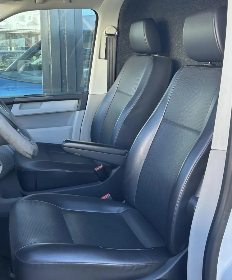 2.0 TDI L2H1 Highline 114PK | 2e Eigenaar | NL AUTO | NAP | Trekhaak | Lederen Bekleding | Side Bars | Parkeersensoren | Cruise control | Bluetooth | Airco | Armsteun |