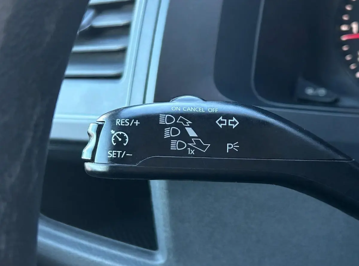 2.0 TDI L2H1 Highline 114PK | 2e Eigenaar | NL AUTO | NAP | Trekhaak | Lederen Bekleding | Side Bars | Parkeersensoren | Cruise control | Bluetooth | Airco | Armsteun |
