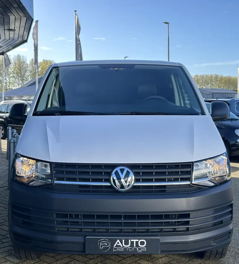 2.0 TDI L2H1 Highline 114PK | 2e Eigenaar | NL AUTO | NAP | Trekhaak | Lederen Bekleding | Side Bars | Parkeersensoren | Cruise control | Bluetooth | Airco | Armsteun |