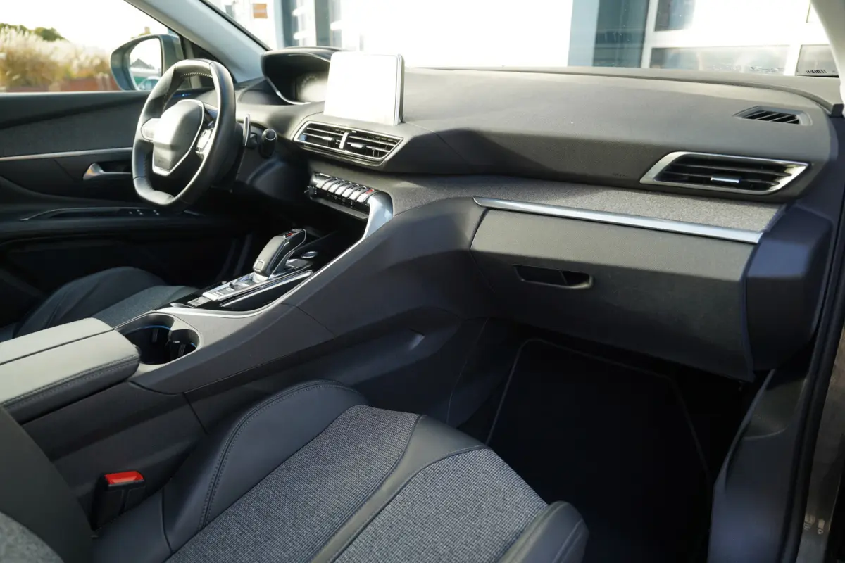 1.2 PureTech Allure 131pk | Automaat | Apple Carplay/Android Auto | Cruise control | Electronic climate control | Lichtmetalen velgen 18" | Parkeersensor voor en achter | Verkeersbord detect