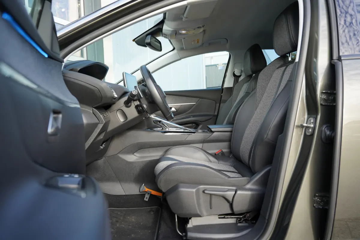 1.2 PureTech Allure 131pk | Automaat | Apple Carplay/Android Auto | Cruise control | Electronic climate control | Lichtmetalen velgen 18" | Parkeersensor voor en achter | Verkeersbord detect
