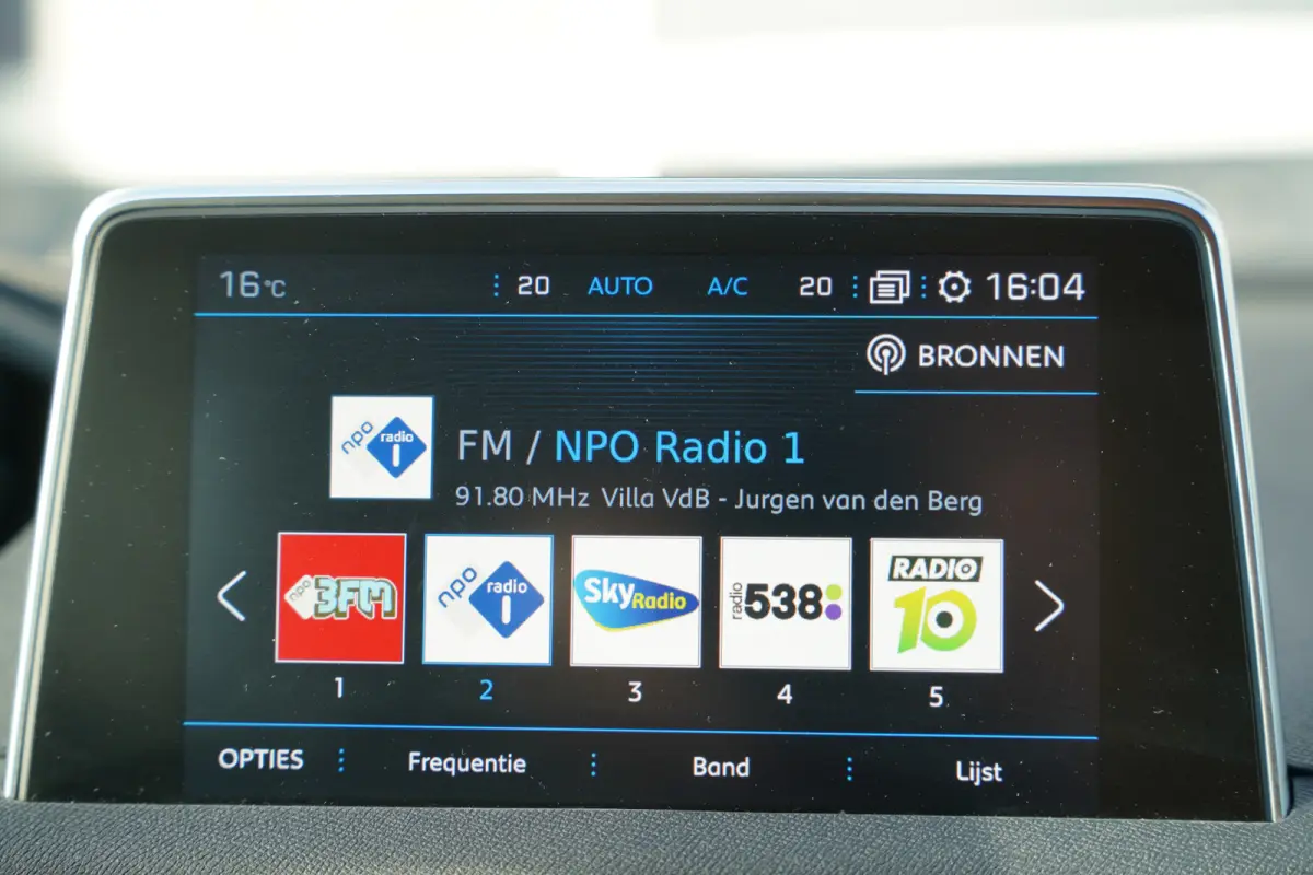 1.2 PureTech Allure 131pk | Automaat | Apple Carplay/Android Auto | Cruise control | Electronic climate control | Lichtmetalen velgen 18" | Parkeersensor voor en achter | Verkeersbord detect