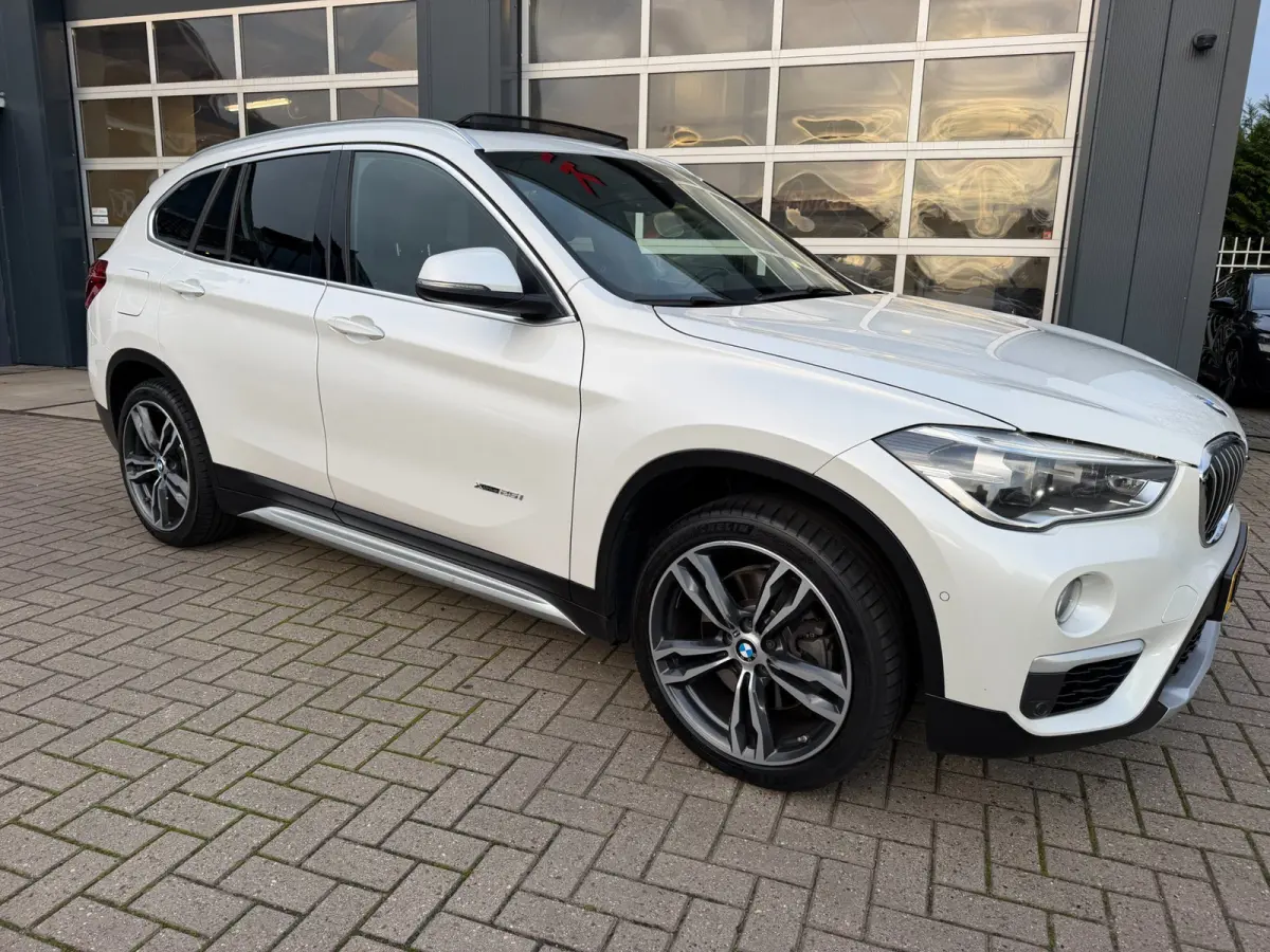 XDrive25i Centennial High Executive / Pano / Head-Up / Camera / Harman Kardon / Trekhaak / Sportleder / Zeer nette Auto !!.