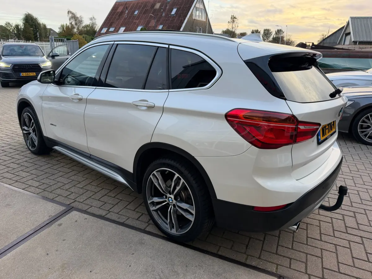 XDrive25i Centennial High Executive / Pano / Head-Up / Camera / Harman Kardon / Trekhaak / Sportleder / Zeer nette Auto !!.