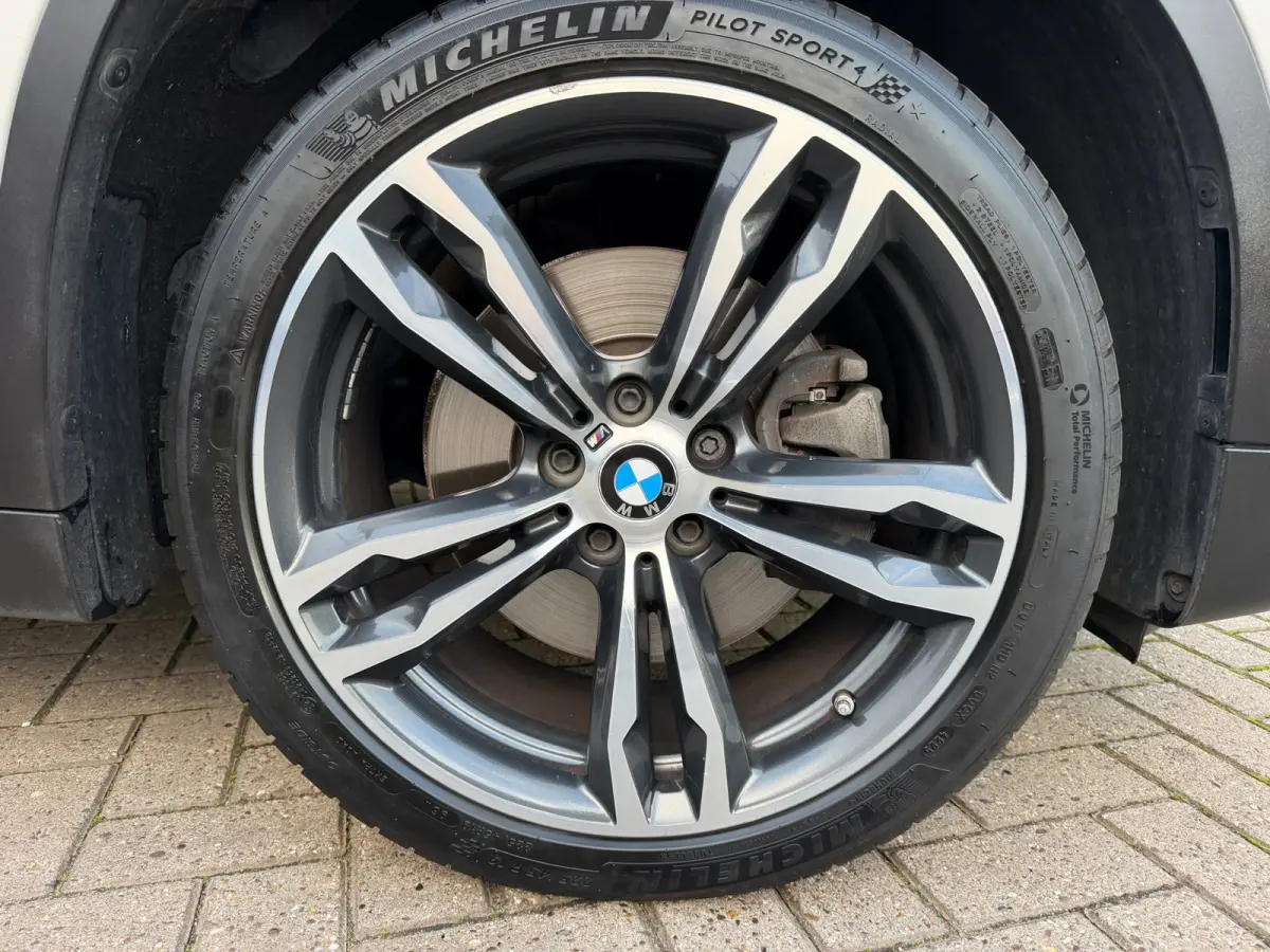 XDrive25i Centennial High Executive / Pano / Head-Up / Camera / Harman Kardon / Trekhaak / Sportleder / Zeer nette Auto !!.