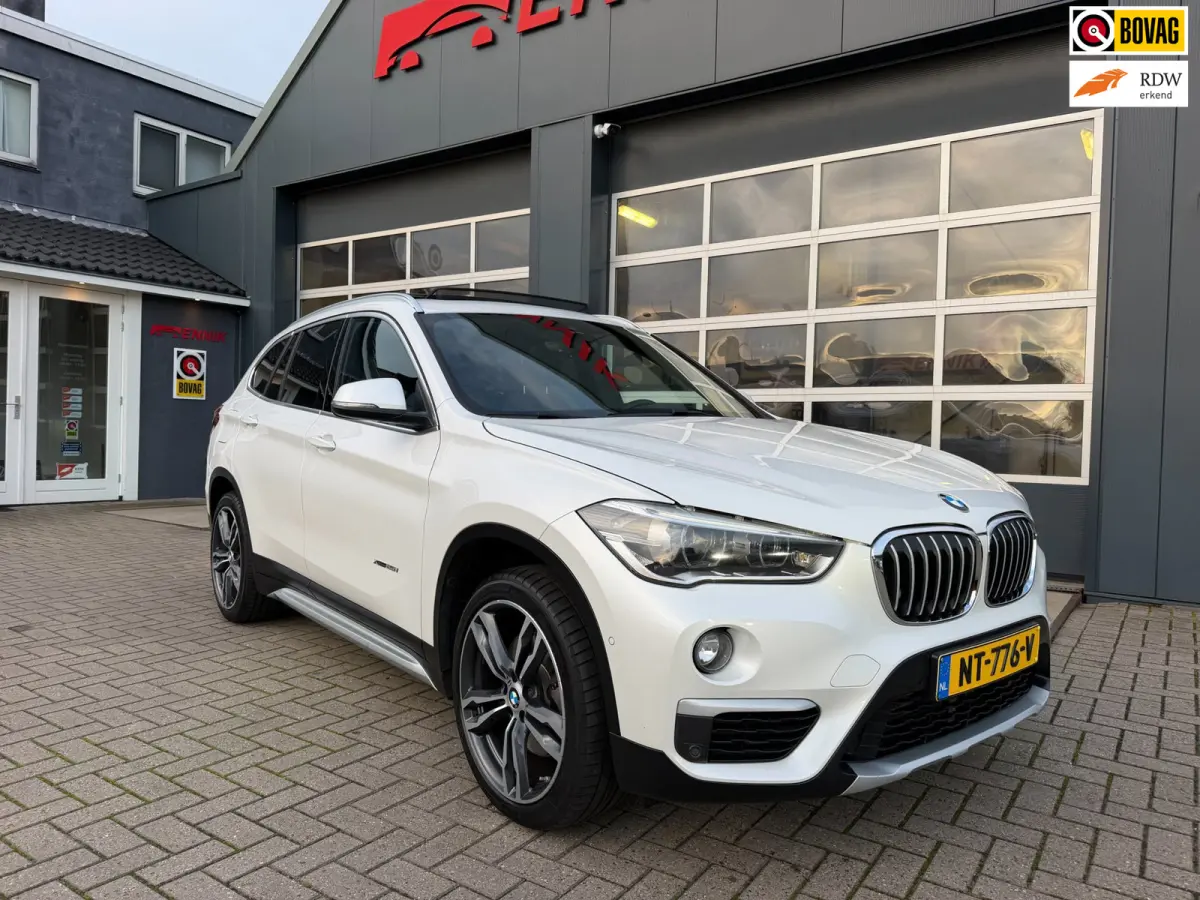 XDrive25i Centennial High Executive / Pano / Head-Up / Camera / Harman Kardon / Trekhaak / Sportleder / Zeer nette Auto !!.