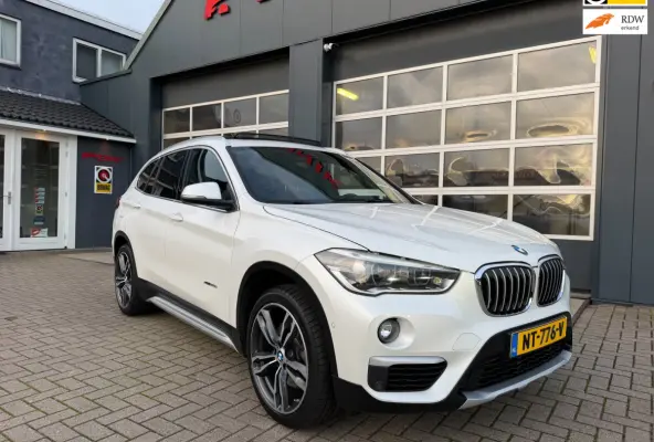 XDrive25i Centennial High Executive / Pano / Head-Up / Camera / Harman Kardon / Trekhaak / Sportleder / Zeer nette Auto !!.