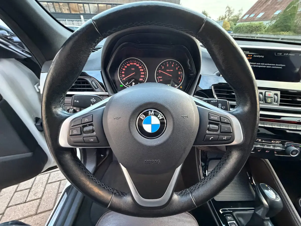 XDrive25i Centennial High Executive / Pano / Head-Up / Camera / Harman Kardon / Trekhaak / Sportleder / Zeer nette Auto !!.