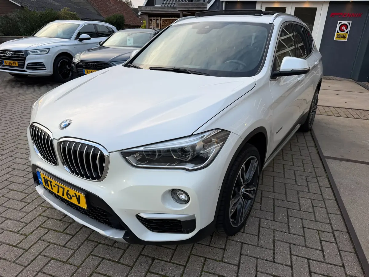 XDrive25i Centennial High Executive / Pano / Head-Up / Camera / Harman Kardon / Trekhaak / Sportleder / Zeer nette Auto !!.
