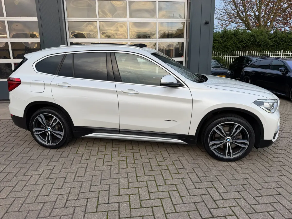 XDrive25i Centennial High Executive / Pano / Head-Up / Camera / Harman Kardon / Trekhaak / Sportleder / Zeer nette Auto !!.